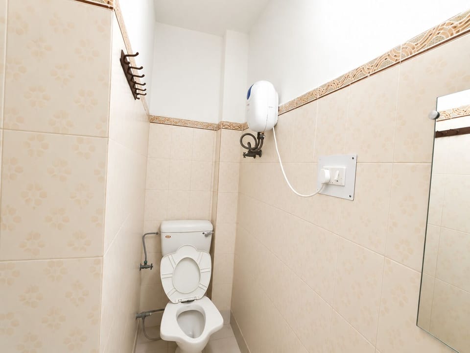 Deluxe Room, City View | Bathroom | Shower, free toiletries, slippers, towels