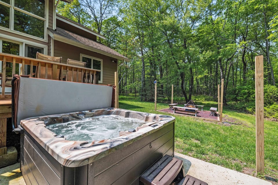 Slide into the hot
tub the moment
you step onto the
deck, fire pit
seating waiting
just beyond the
rail.