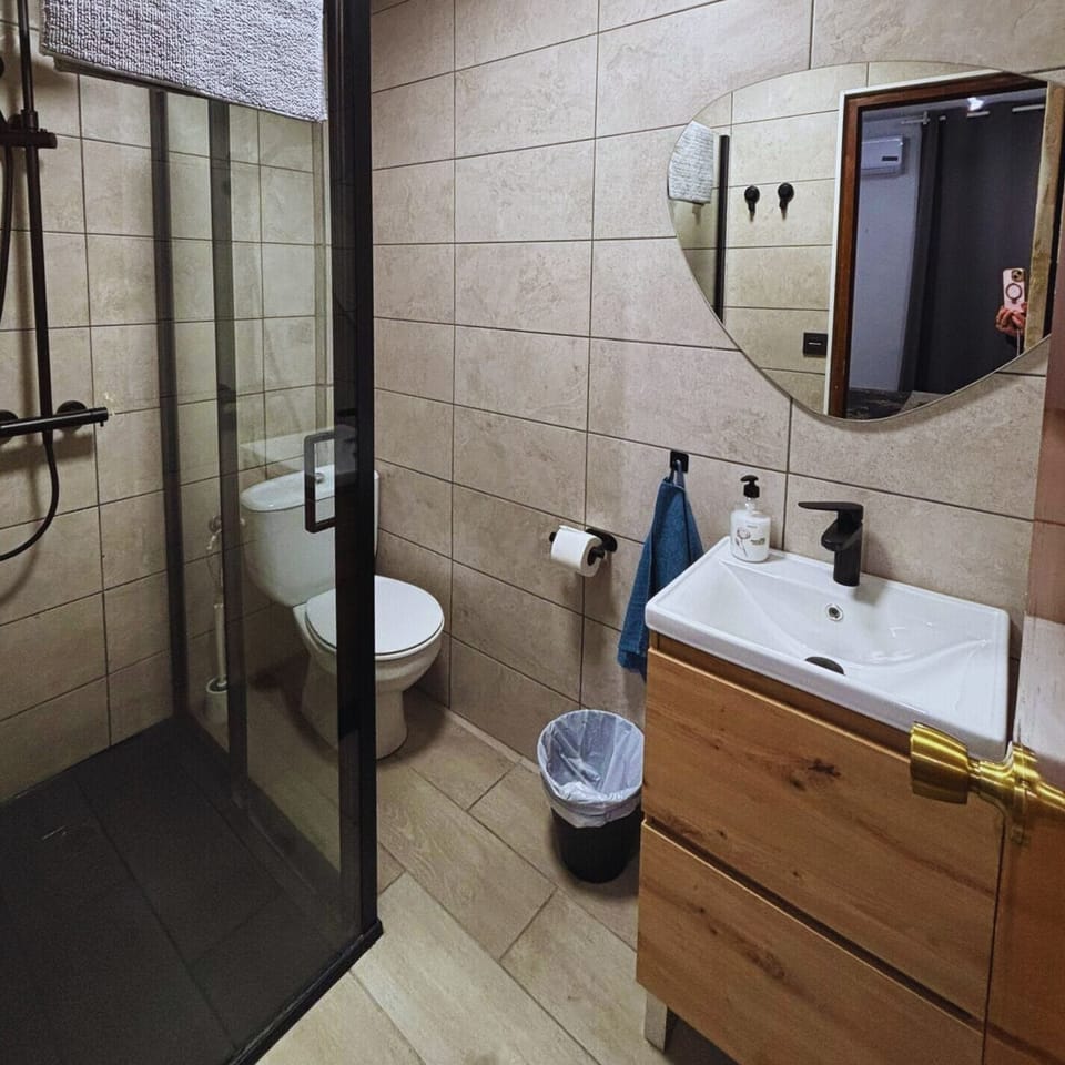 Standard Double Room, 1 Double Bed | Bathroom | Shower, towels, soap, shampoo