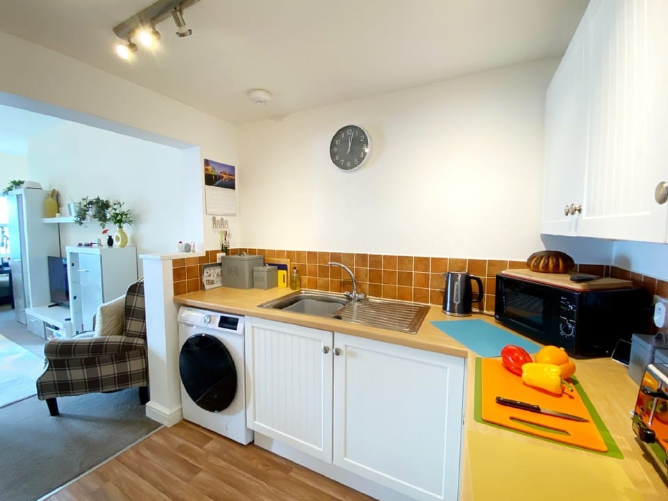 Number 1 Marina Court Torquay -  open plan kitchen