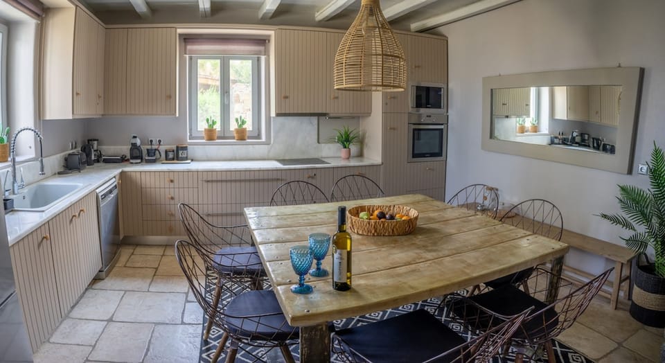 House | 4 bedrooms, desk