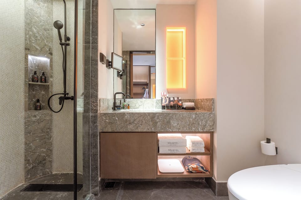 Shower, rainfall showerhead, free toiletries, hair dryer