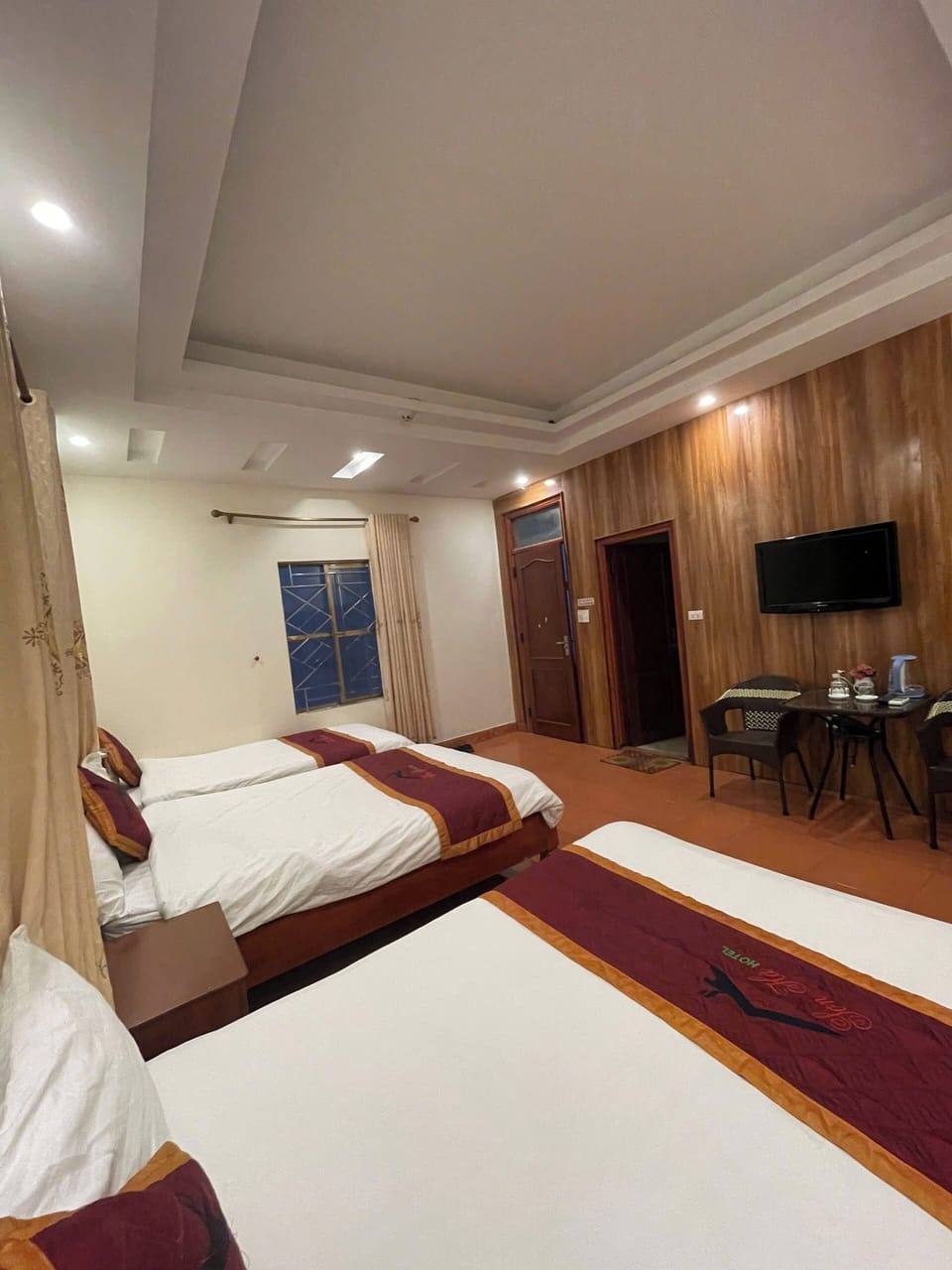 Deluxe Quadruple Room | Desk, soundproofing, free WiFi, bed sheets
