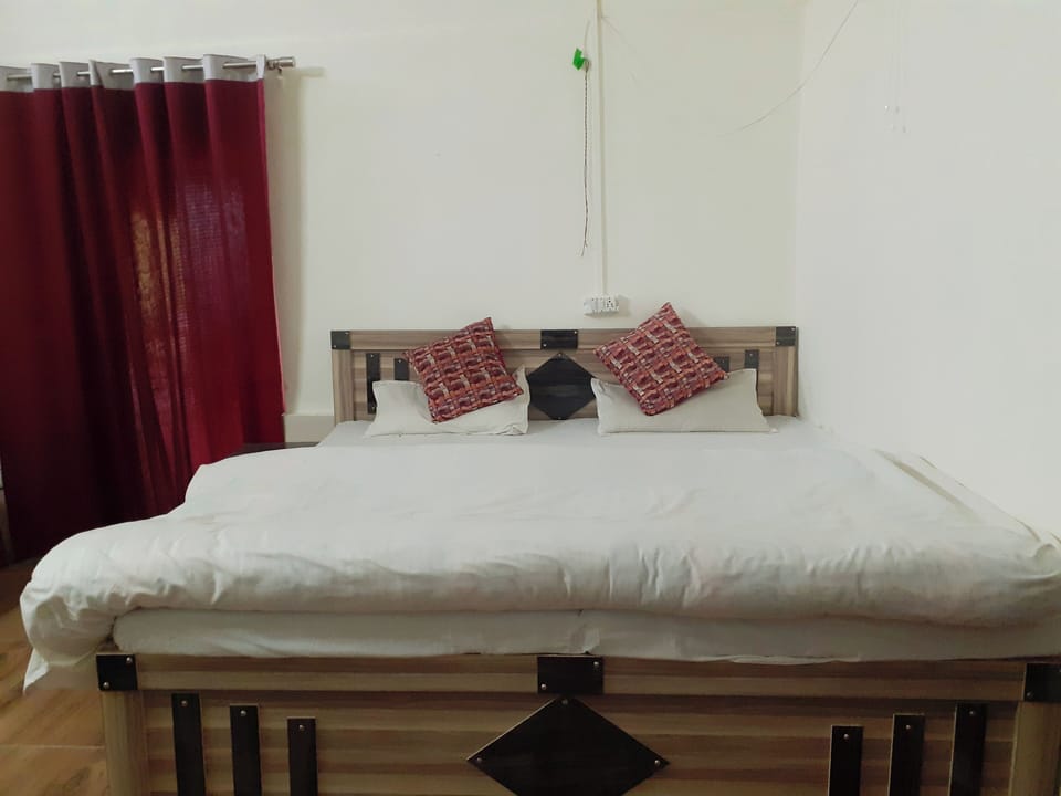 Family Room | Desk, WiFi (free)