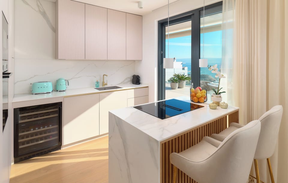 Deluxe Apartment | Private kitchen | Fridge, microwave, oven, stovetop