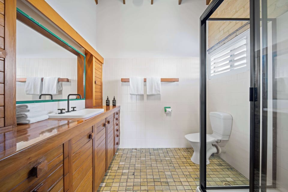 Ensuite bathroom featuring shower vanity and toilet facilities