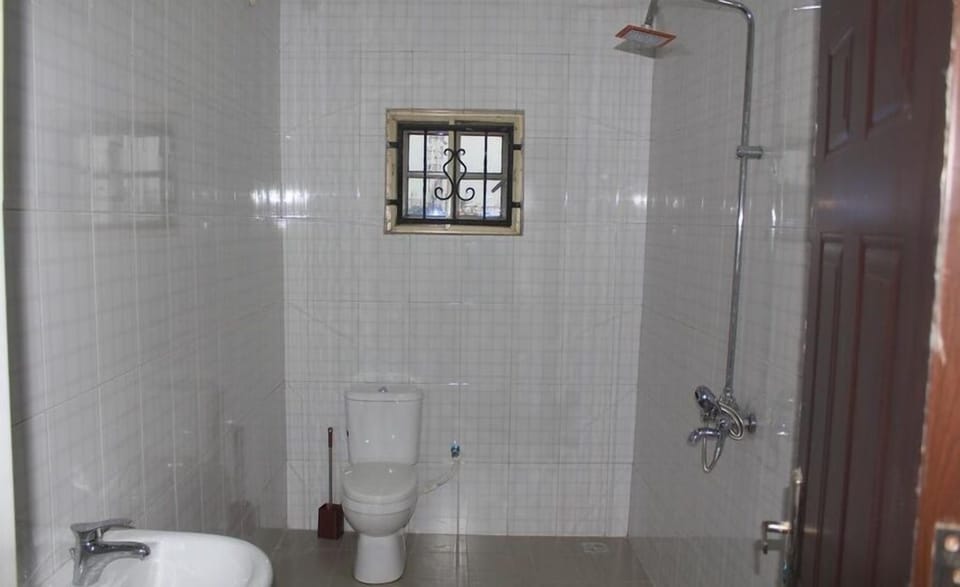 Deluxe Room, Balcony, City View | Bathroom | Free toiletries, towels, soap, shampoo
