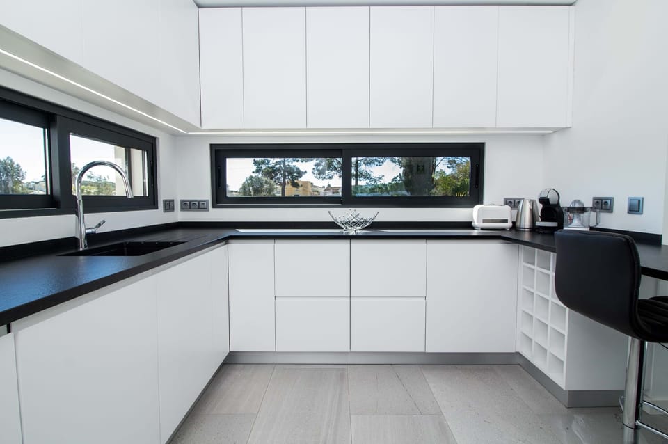 Microwave, oven, dishwasher, coffee/tea maker