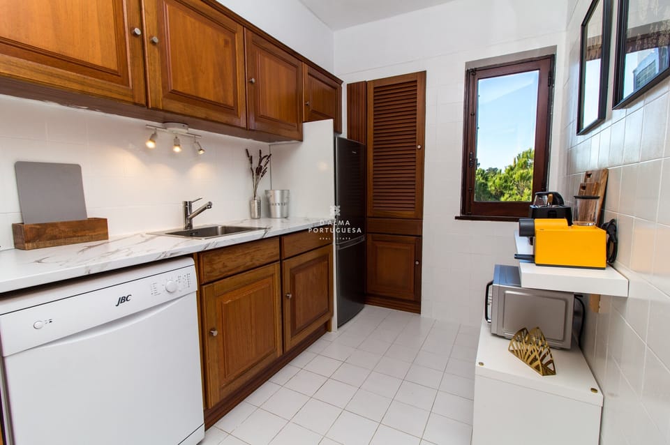 Microwave, oven, dishwasher, coffee/tea maker