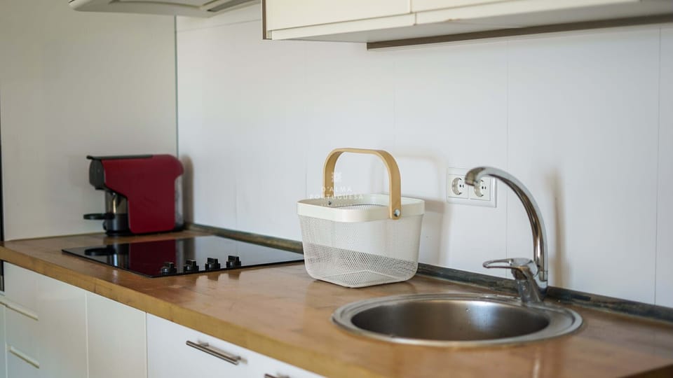 Microwave, oven, dishwasher, coffee/tea maker