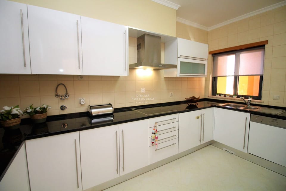 Microwave, espresso maker, coffee/tea maker, electric kettle