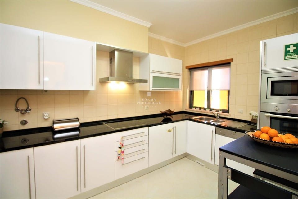 Microwave, espresso maker, coffee/tea maker, electric kettle