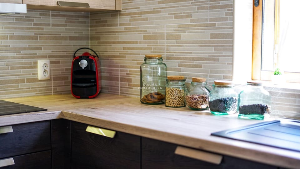 Microwave, oven, dishwasher, coffee/tea maker