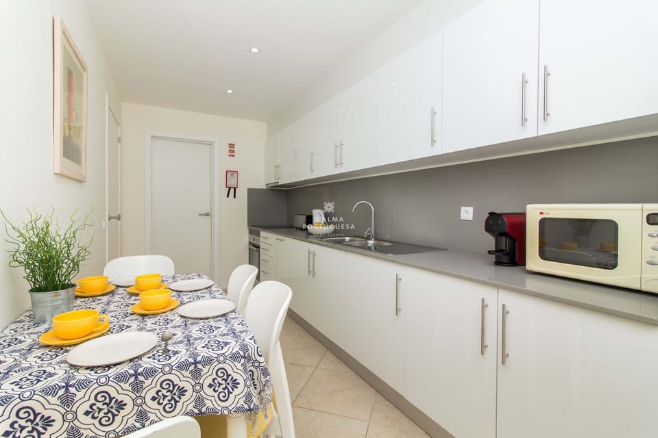 Microwave, oven, dishwasher, coffee/tea maker