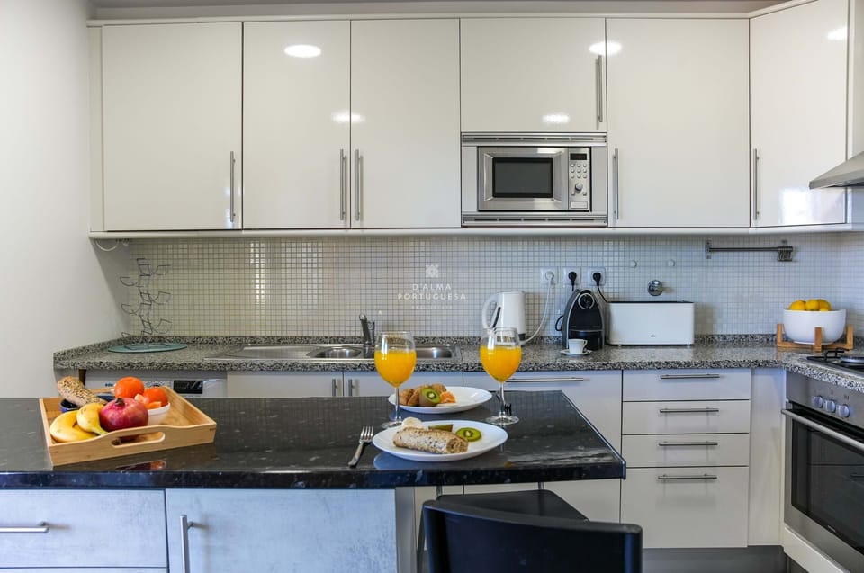 Microwave, oven, dishwasher, coffee/tea maker
