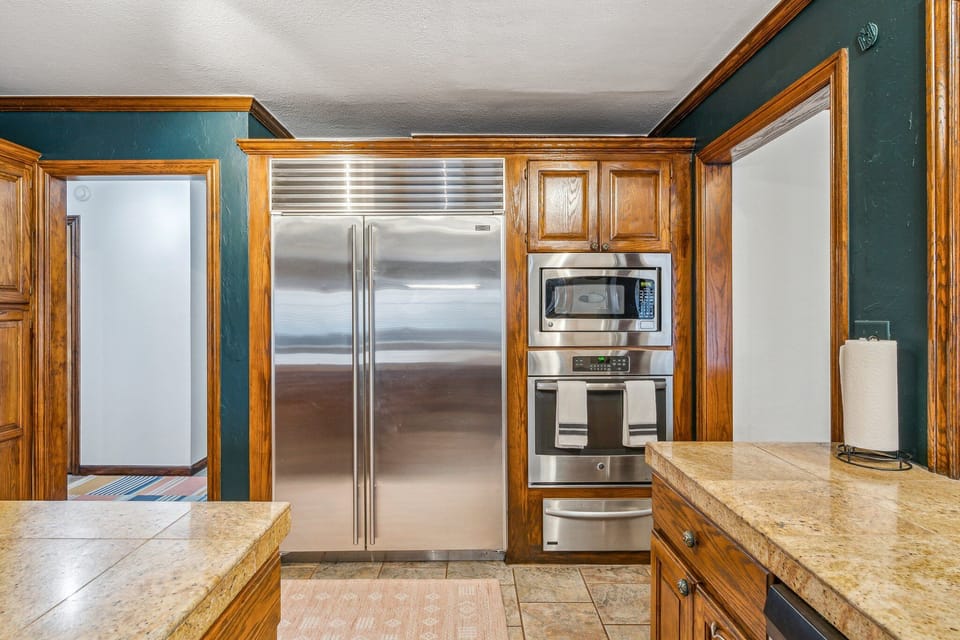 Full kitchen with eat in area, sub zero fridge, food warmer, prep islands, etc