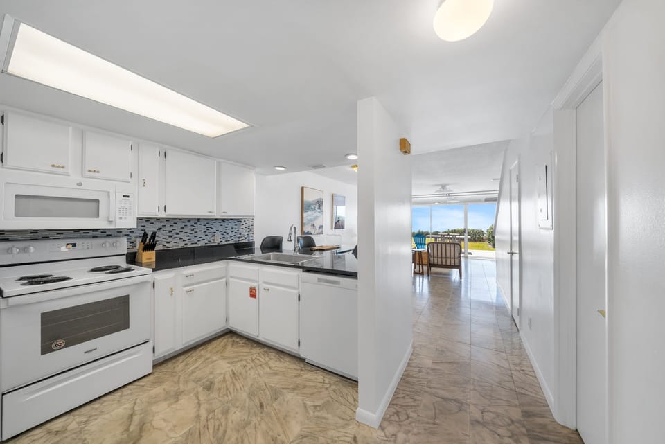 Townhome, 2 Bedrooms | Private kitchen | Fridge, oven, coffee/tea maker, toaster