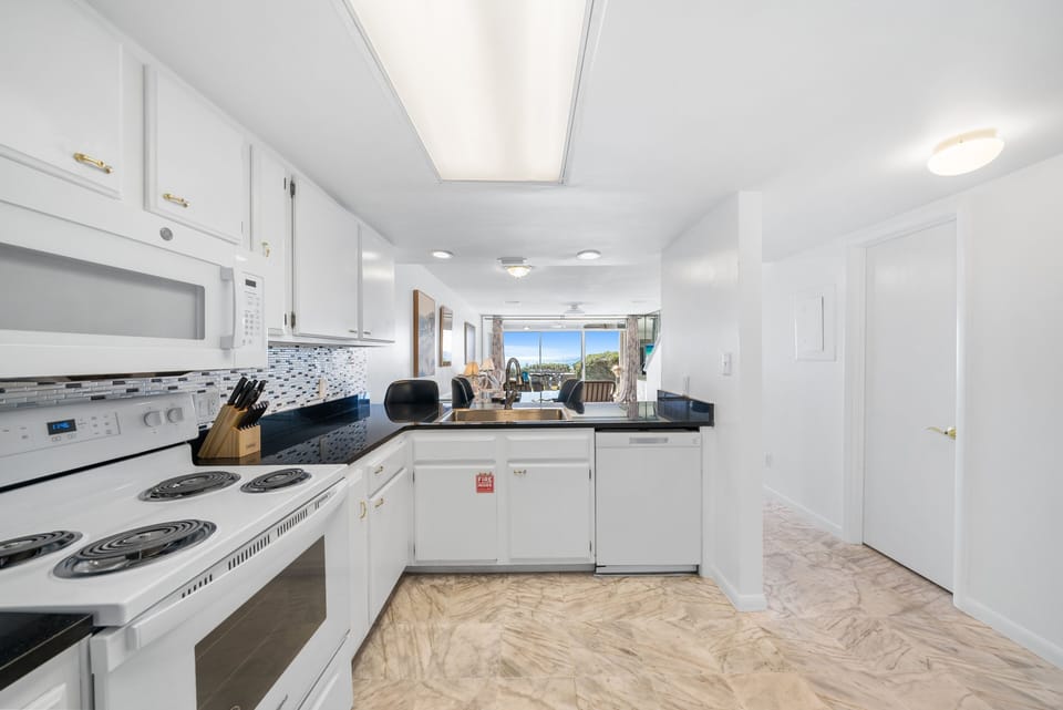 Townhome, 2 Bedrooms | Private kitchen | Fridge, oven, coffee/tea maker, toaster