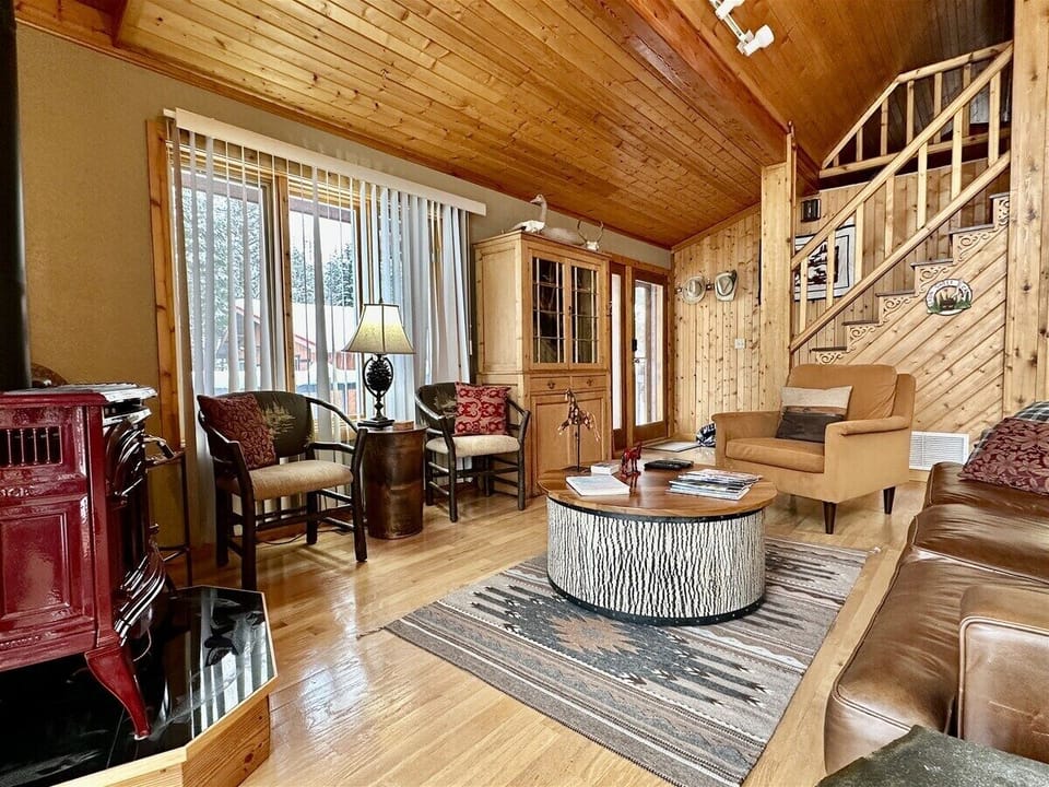 Plenty of seating for large families.