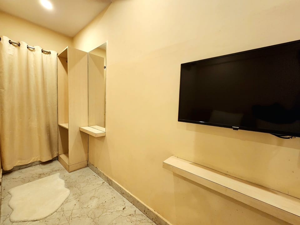 Luxury Double Room, Balcony, City View | Desk, laptop workspace, soundproofing, free WiFi
