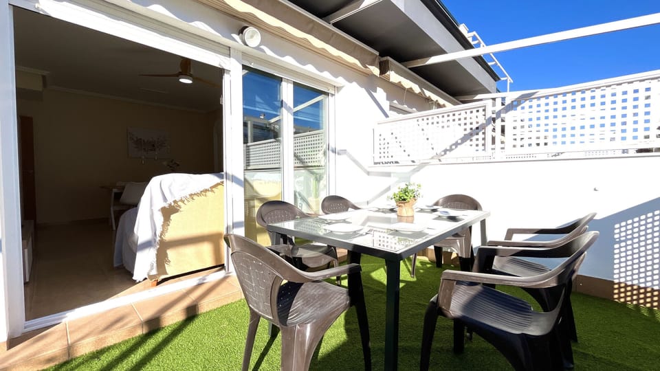 ‘Perfect terrace to enjoy a meal in the sun, equipped with outdoor furniture that invites you to relax and enjoy the good weather in a pleasant and bright environment.