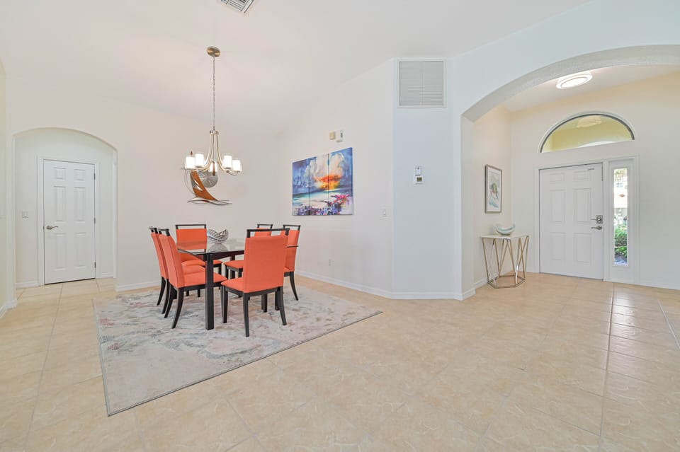 Lake Vista - Spacious dining area