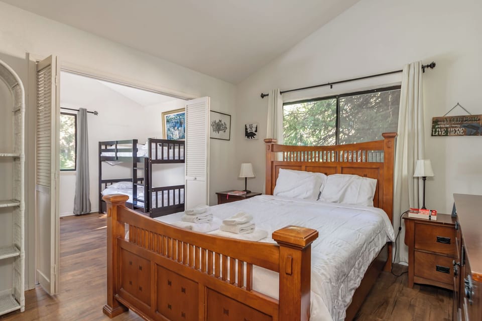 Bedroom 2 (Main Floor, Queen)