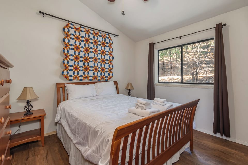 Bedroom 1 (Main Floor, Queen)