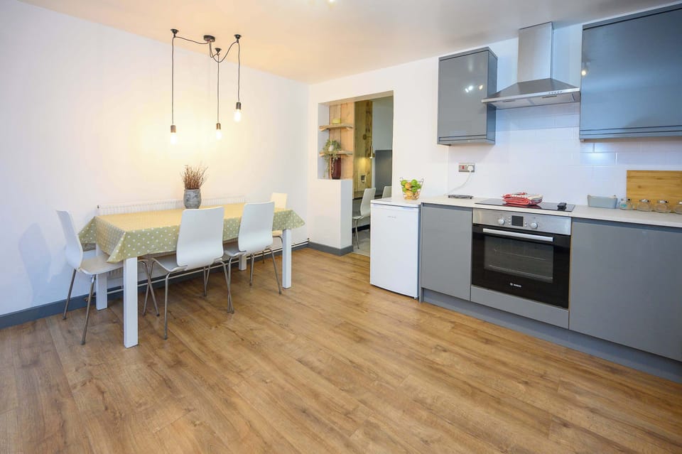 kitchen has a dining area with table and four chairs.