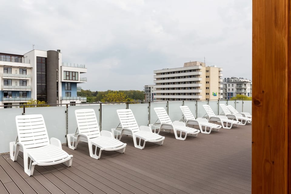  A spacious rooftop terrace equipped with comfortable lounge chairs and city views, ideal for relaxation.