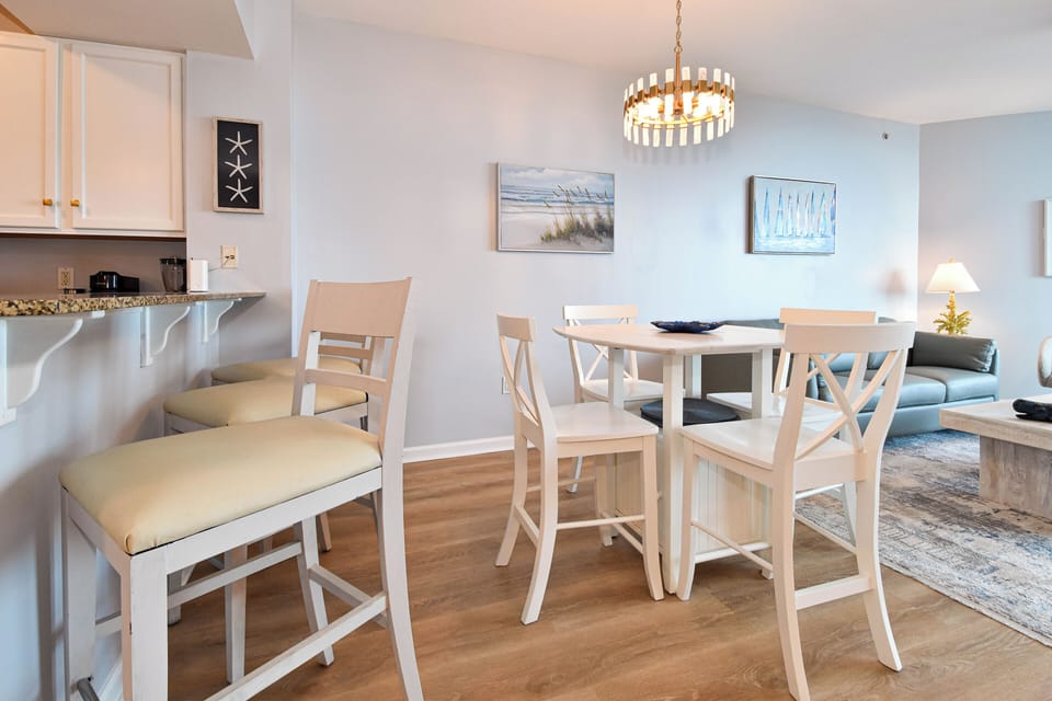 The Palms of Destin 11104 - Breakfast Bar and Dining Area