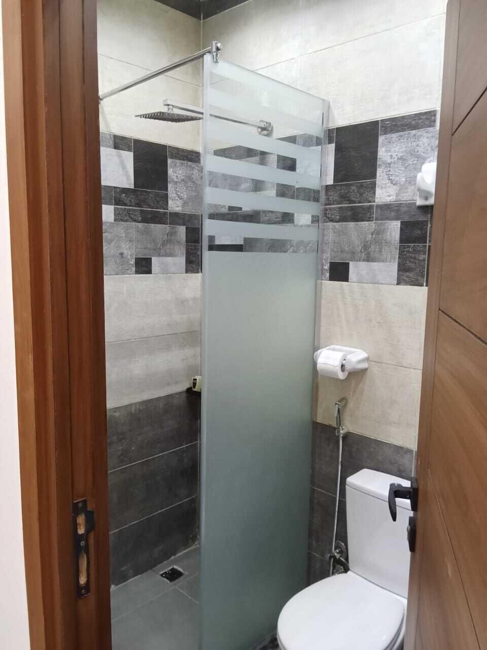 Deluxe Quadruple Room | Bathroom | Separate tub and shower, free toiletries, slippers, towels