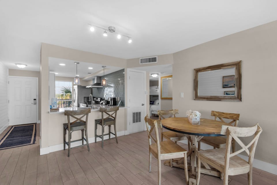 Dining room plus eat in bar