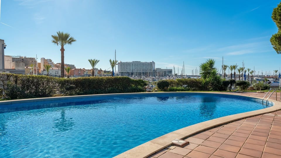 Take a refreshing dip in the shared outdoor pool surrounded by lush greenery—ideal for relaxing on sunny Algarve days. #PoolTime #HolidayVibes #outdoor #swimmingpool #pool #portugal #pt #vilamoura
