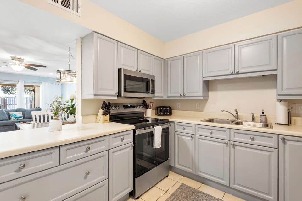 Fully equipped kitchen, ready for beach snacks or a full dinner