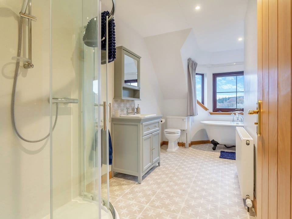 Bathroom | Bunchrew Farm Cottage, Inverness