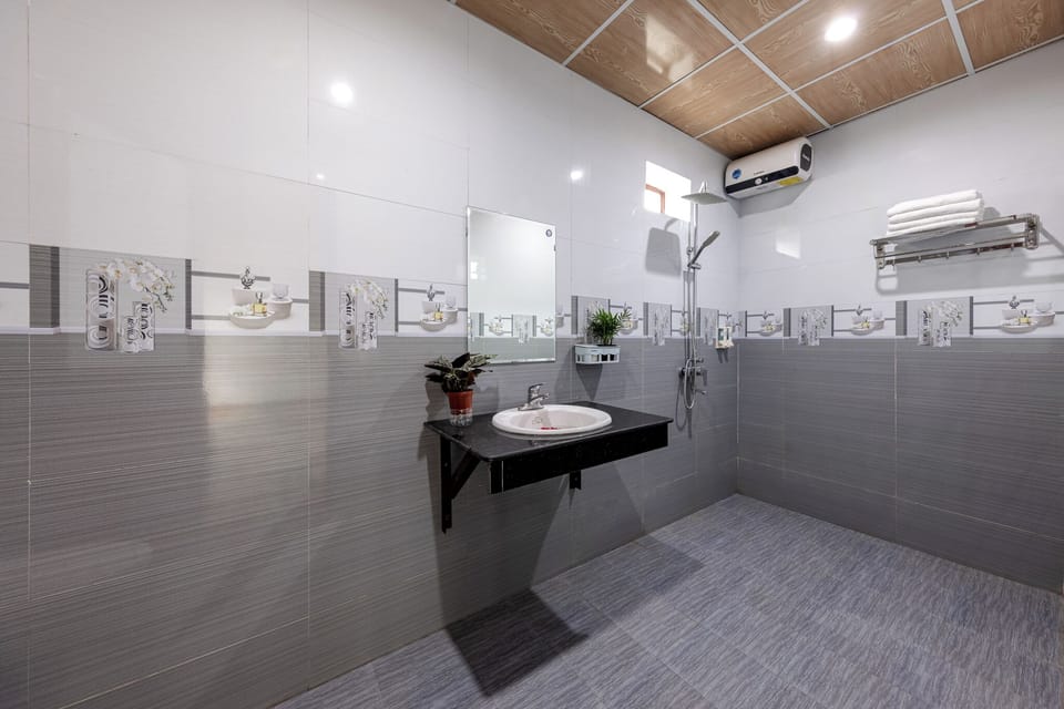 Family Quadruple Room | Bathroom | Shower, hair dryer, slippers, bidet