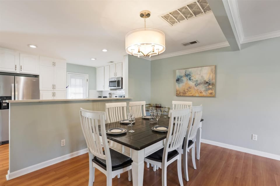 Dining Area at 756 Queens Grant