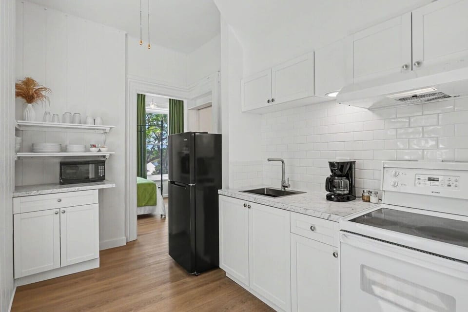 BayCity_Sarah_Kitchen_Spacious_Essentials