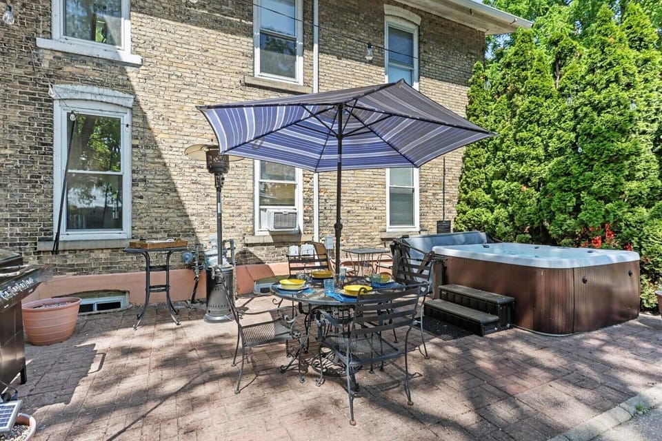 BayCity_Exterior_OutdoorPatio_OutdoorSeating
