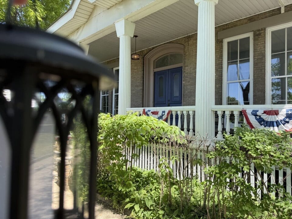 BayCity_Riverview_FrontPorch