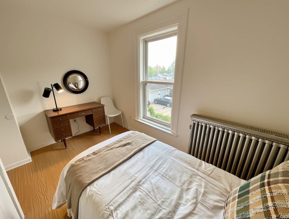 BayCity_Bedroom_Cozy_Workspace