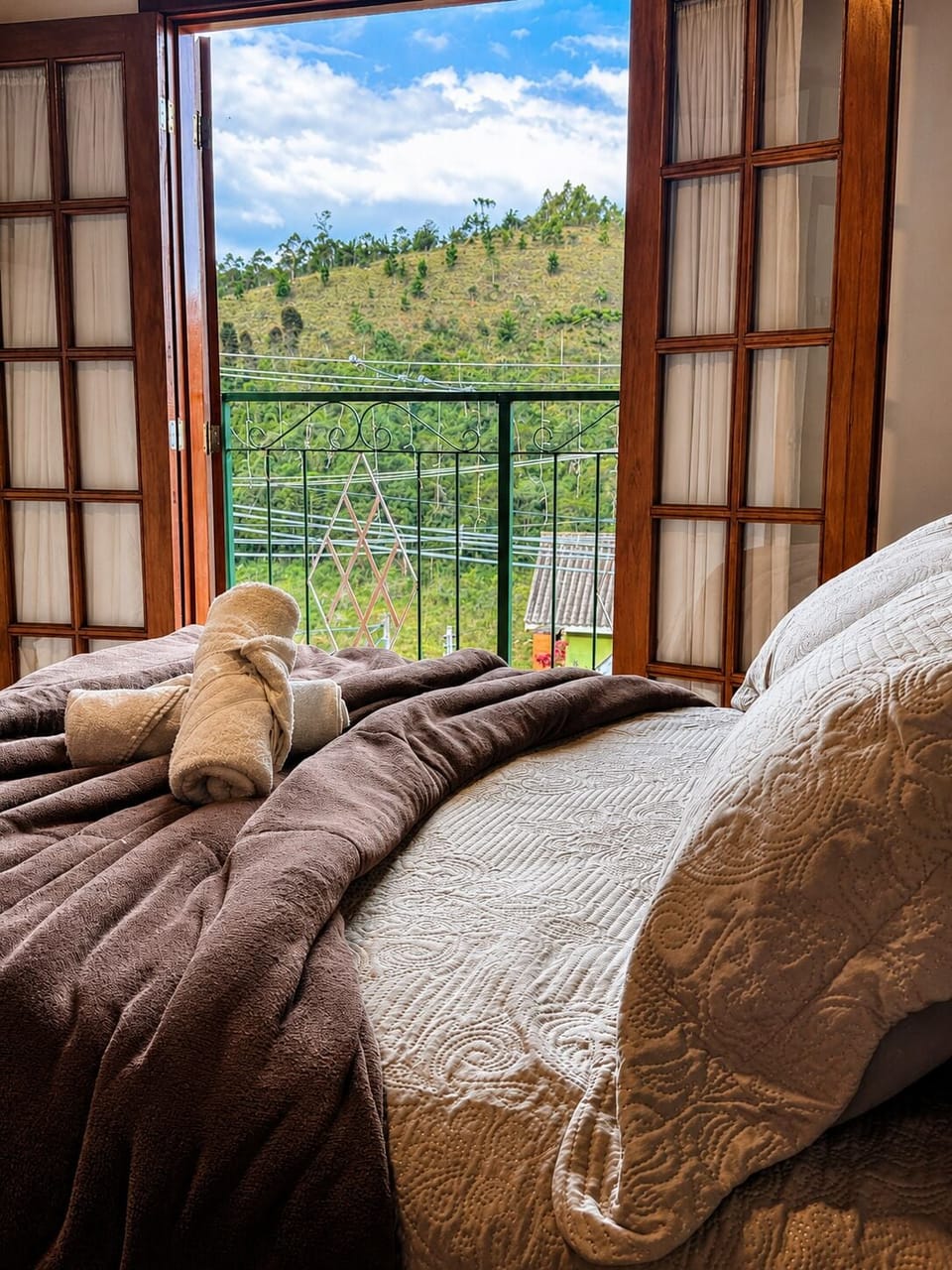 Deluxe Suite, Mountain View | Desk, free WiFi