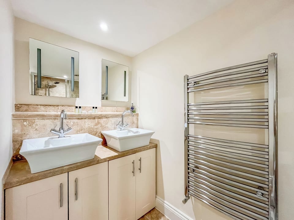 Bathroom | Tibbiwell Lodge, Painswick