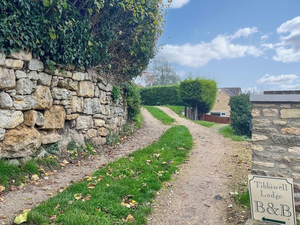 Driveway | Tibbiwell Lodge, Painswick