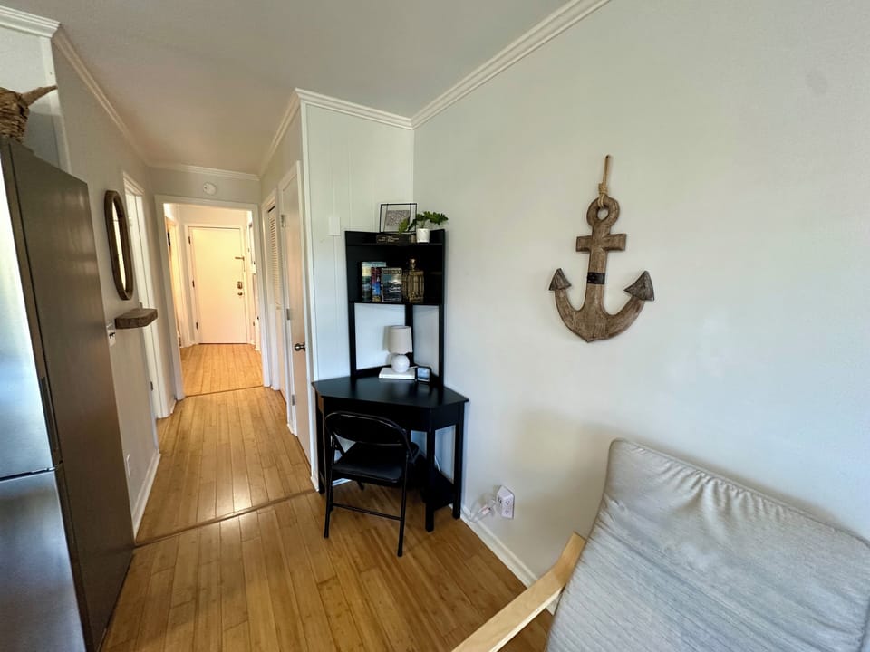 Living room - Desk and chair