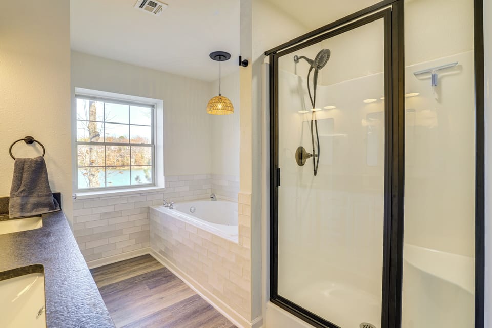 En-Suite Bathroom | Main Level | Towels Provided | Jetted Tub