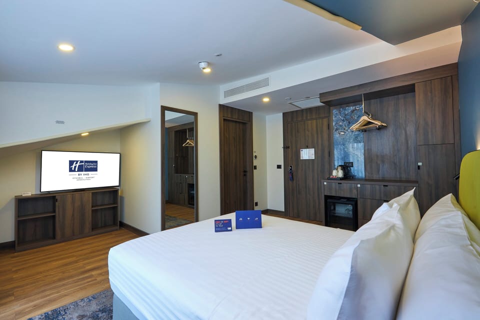 Standard Room, 1 Queen Bed, Balcony | In-room safe, blackout drapes, soundproofing, free WiFi