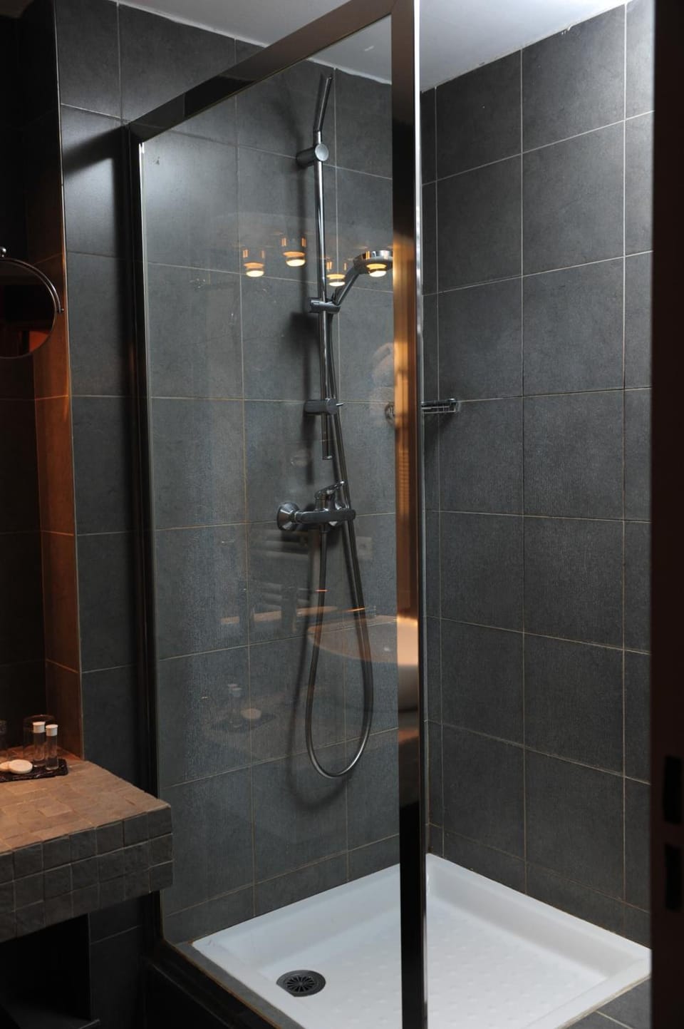 Combined shower/tub, free toiletries, hair dryer, towels