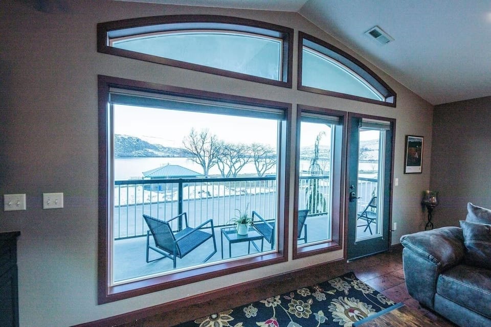 Private Deck. Columbia River and Mountain Views